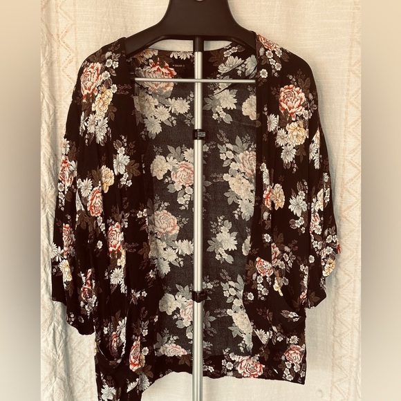 2 for $15 FOREVER 21 FLORAL KIMONO - Picture 2 of 4